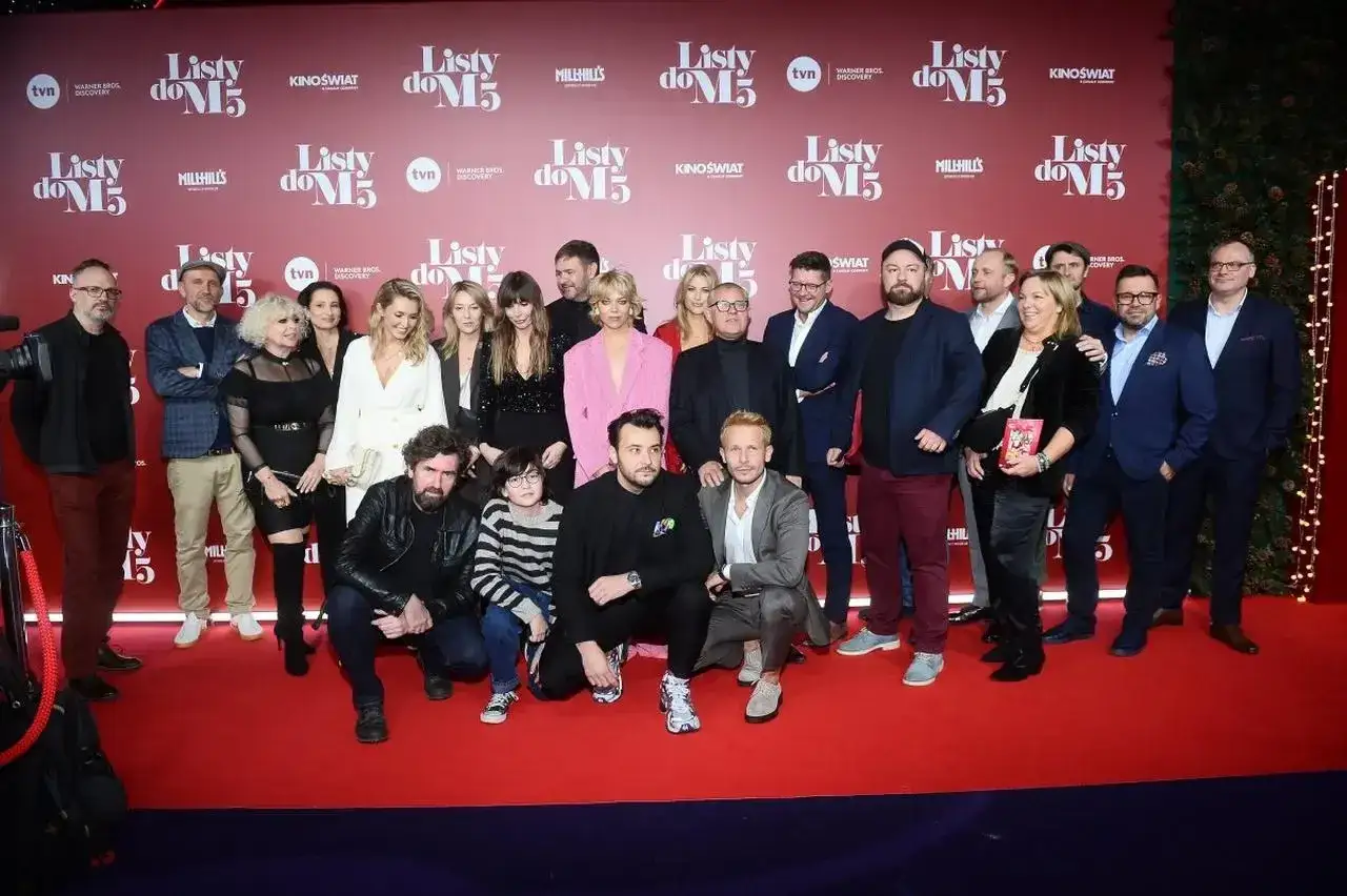 Uśmiechnięta obsada filmu 