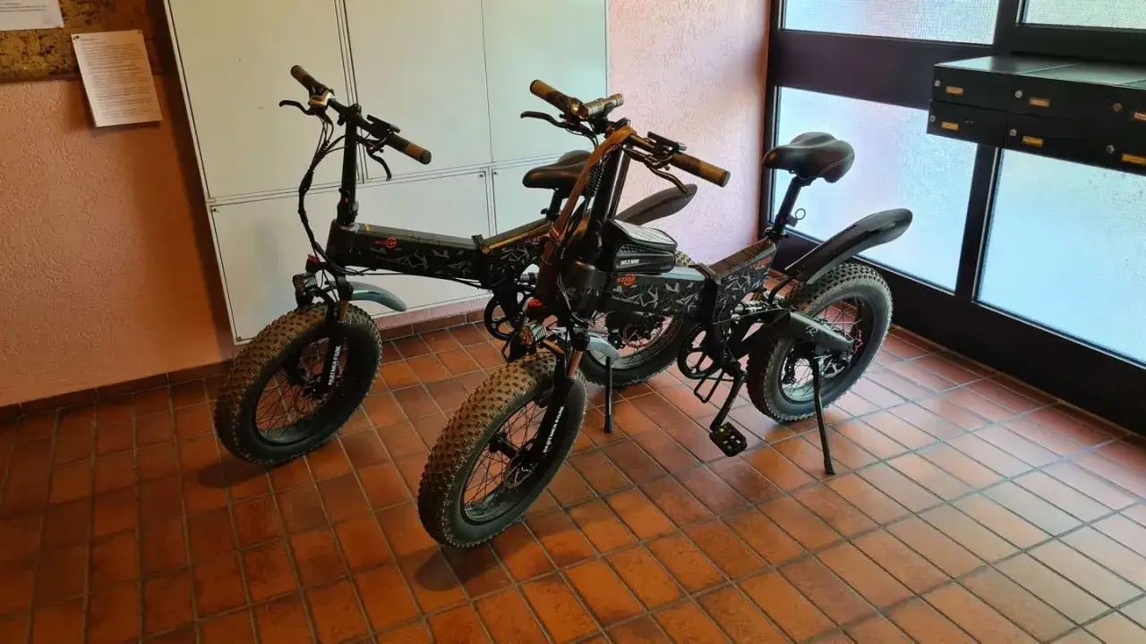 Dwa rowery elektryczne stoją obok siebie. Jeden z nich, rower elektryczny nie działa wspomaganie, co może być frustrujące.