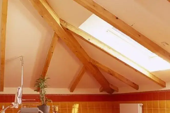 Zdjęcie Jak zabudować belki na poddaszu: 10 praktycznych wskazówek