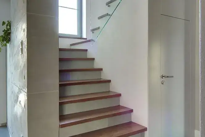 Zdjęcie Jak samemu zrobić stopnie drewniane na schodach betonowych bez błędów