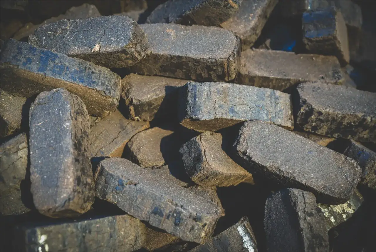 Zdjęcie Ile kosztuje tona brykietu? Sprawdź aktualne ceny i oszczędź na zakupie