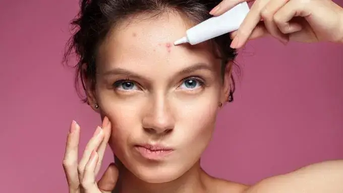 Zdjęcie Ile kosztuje korektor w Rossmannie? Ceny i najlepsze opcje dla Ciebie