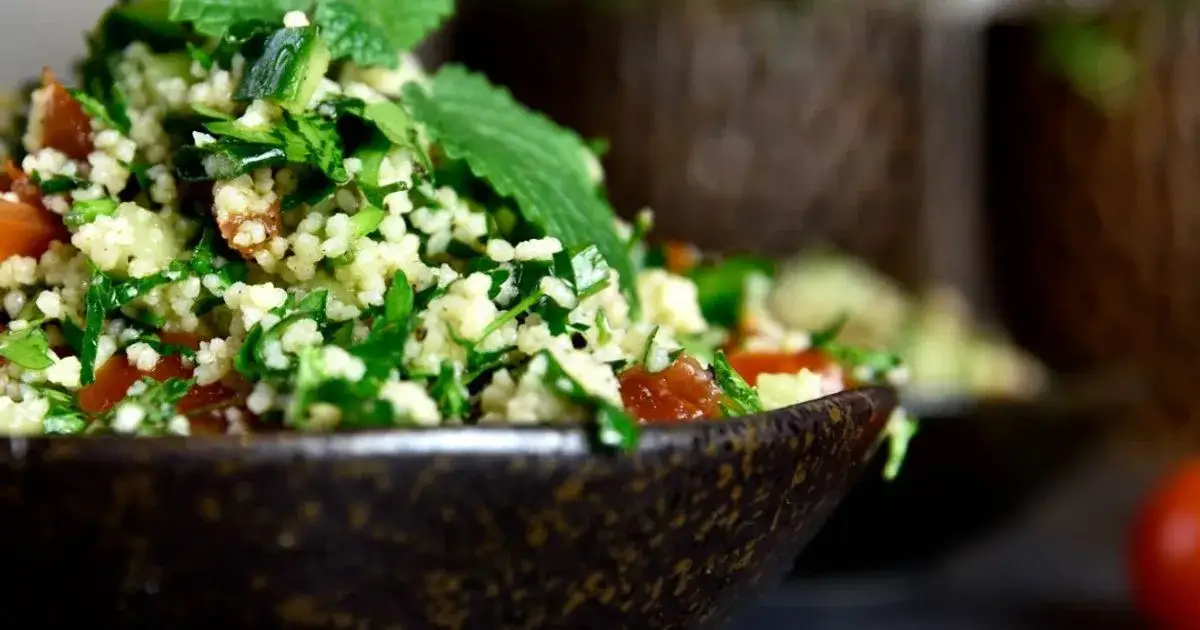 Zdjęcie Oliwa szczypiorkowa do czego? Odkryj jej niezwykłe zastosowania w kuchni