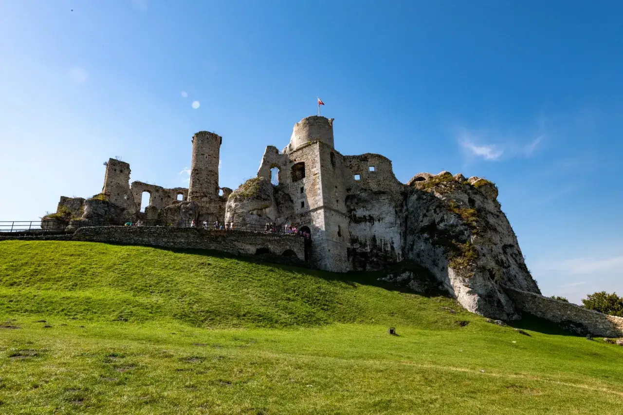 Zdjęcie Zamek Ogrodzieniec w Podzamczu - historia, atrakcje i tajemnice warowni