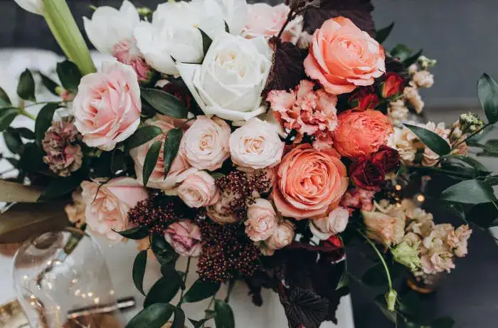 Zdjęcie Ile kwiatów daje się na cmentarz? Tradycje i znaczenie wyboru