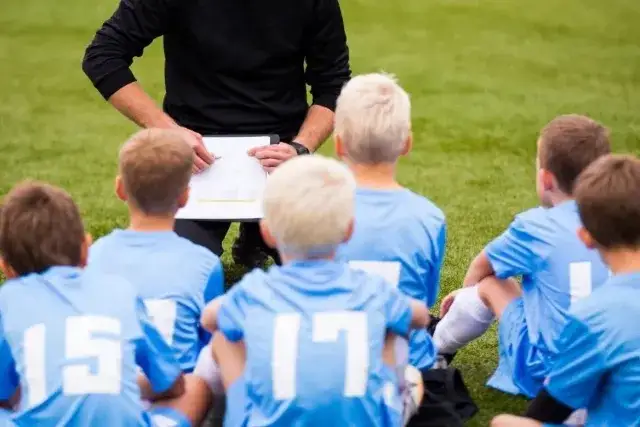 Zdjęcie Ile zarabia trener piłki nożnej w 3 lidze? Zaskakujące fakty o pensjach