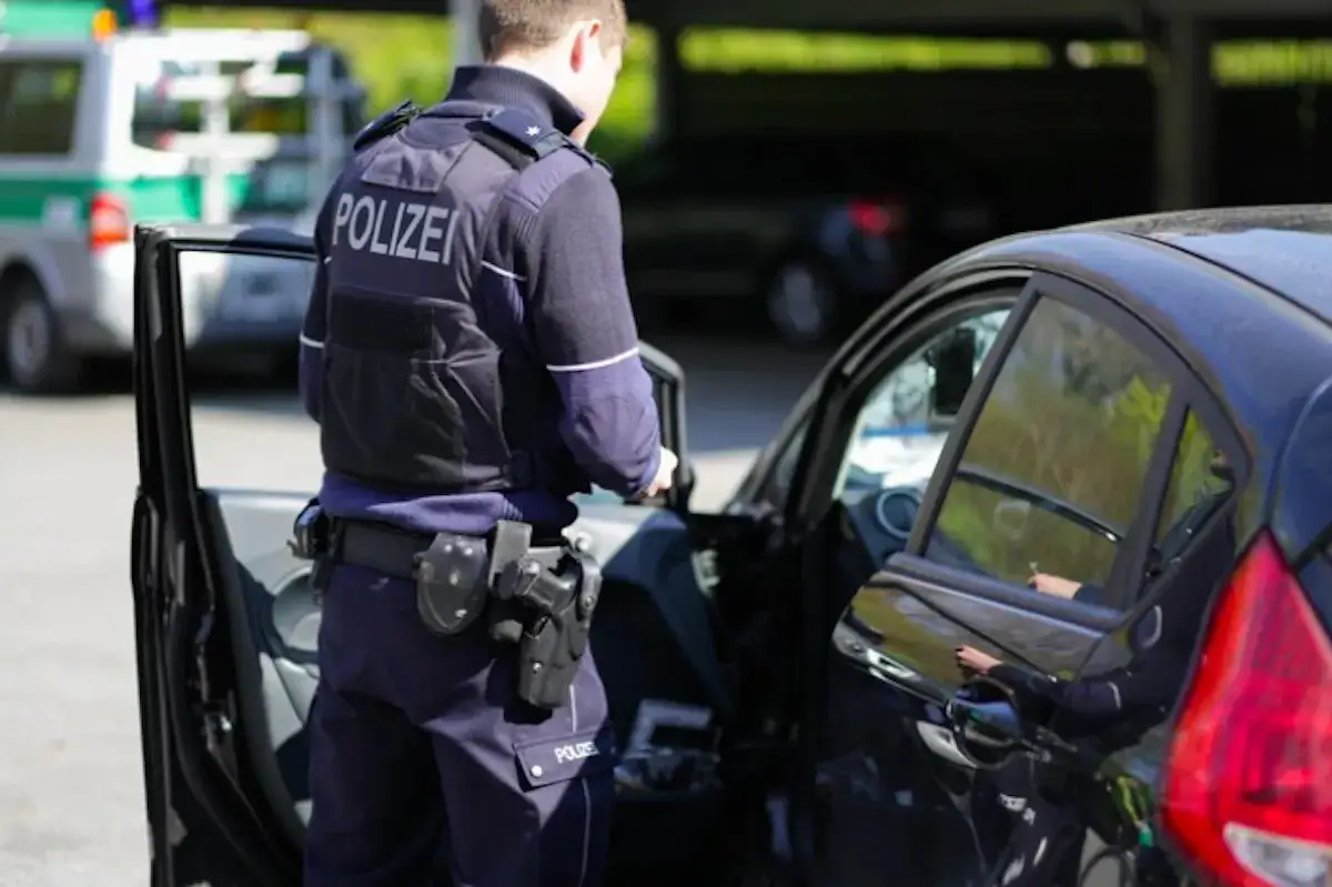 Zdjęcie Czy w Niemczech trzeba mieć prawo jazdy przy sobie? Sprawdź zasady i kary
