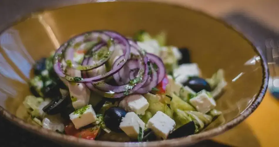 Zdjęcie Jakie zioła do sałatki greckiej? Odkryj sekrety smaku!