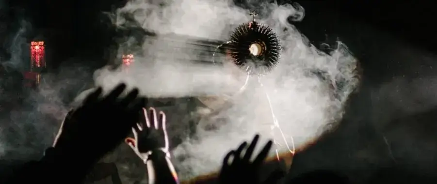 Zdjęcie Jak nazywa się modlitwa przed Najświętszym Sakramentem? Odkryj jej znaczenie