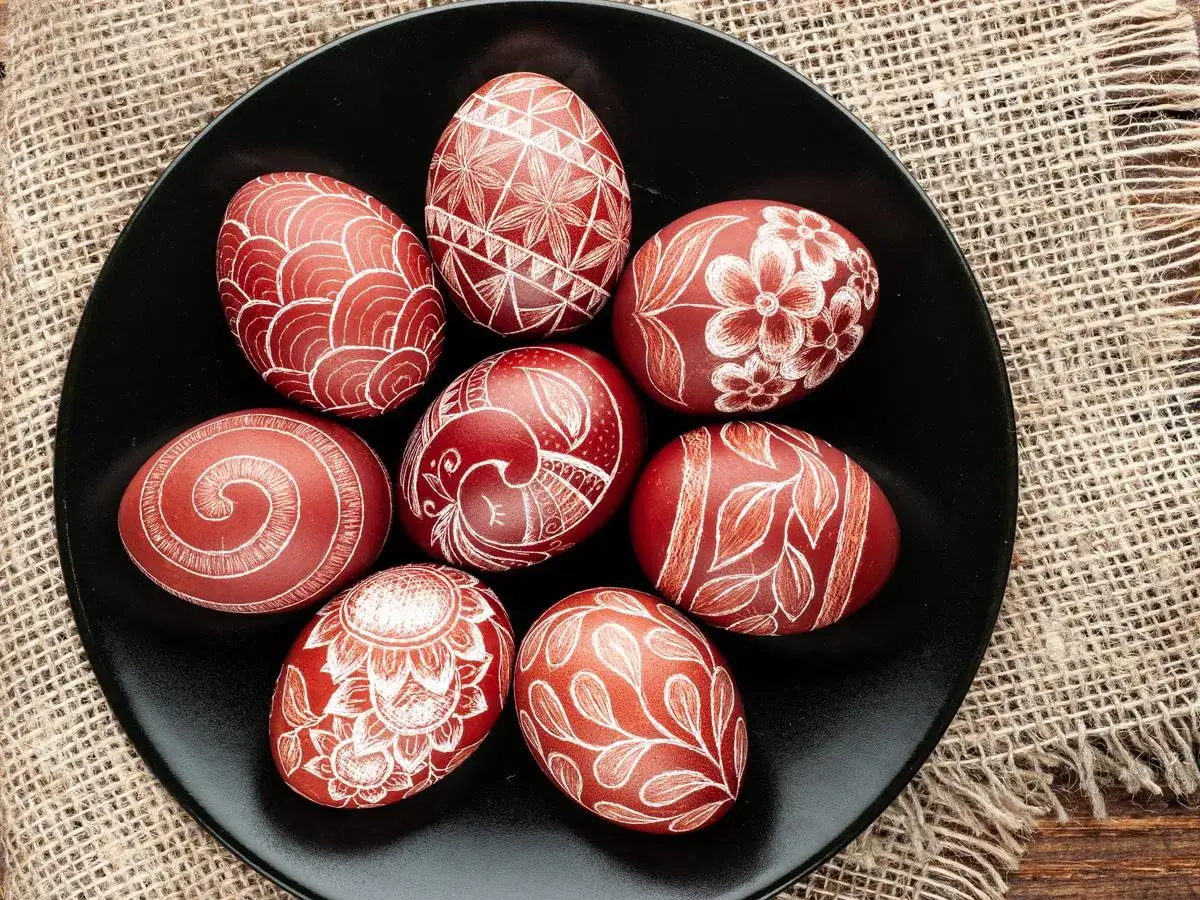 Zdjęcie Jak malować jajka woskiem – krok po kroku do pięknych pisanek