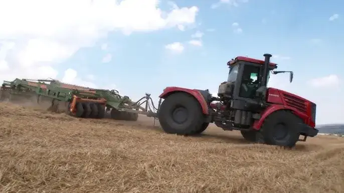 Zdjęcie Traktory w błocie: Zawody, wyzwania i jak sobie radzić w trudnych warunkach