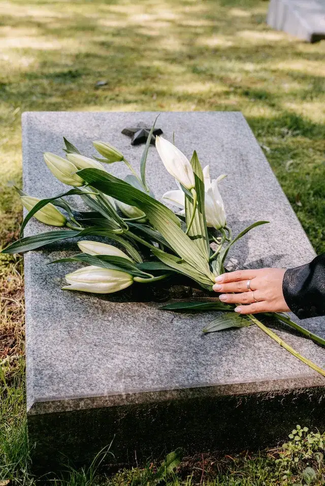 Zdjęcie Jak zrobić wiązankę do wazonu na cmentarz, by uczcić bliskich
