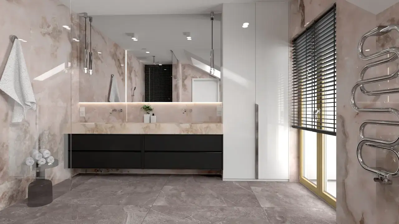 Nowoczesna łazienka z różową glazurą imitującą marmur, podwójną umywalką i czarnymi szafkami.