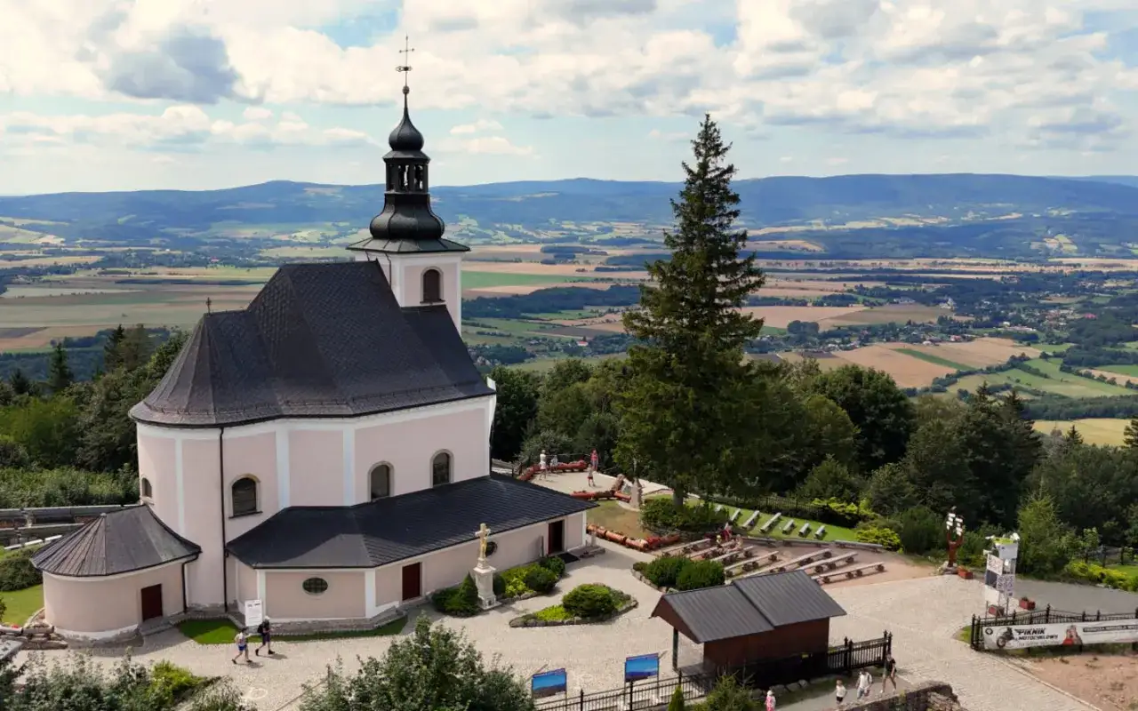 Różowa kaplica na wzgórzu, jeden z najciekawszych miejsc świętych w Polsce ukrytych w małych wioskach, z widokiem na dolinę.