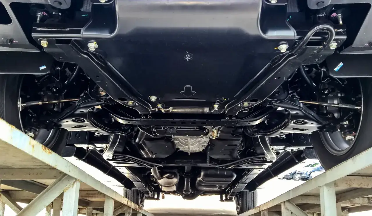 Nowe podwozie z doskonałym zabezpieczeniem antykorozyjnym. Widoczne elementy zawieszenia i układu napędowego.