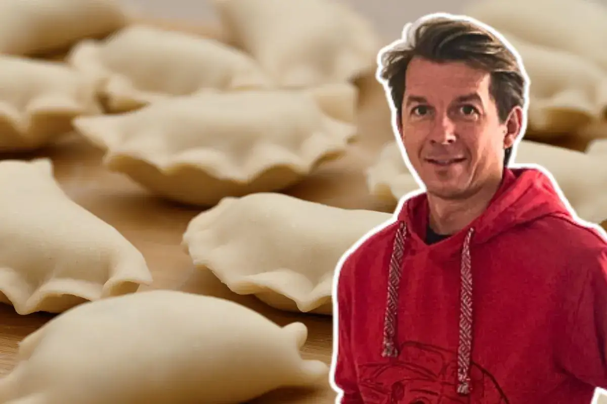Mężczyzna w czerwonej bluzie prezentuje świeżo przygotowane pierogi. Idealny przepis na domowe pierogi!