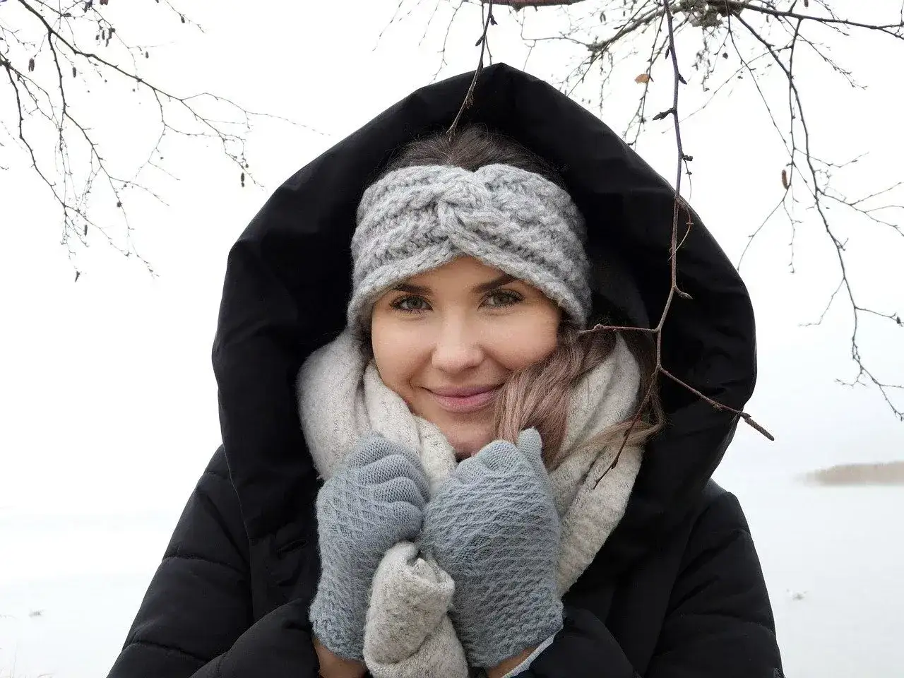 Ubrana na 10 stopni: ciepła kurtka, szalik, rękawiczki i opaska na uszy. Idealny zestaw na chłodny dzień.