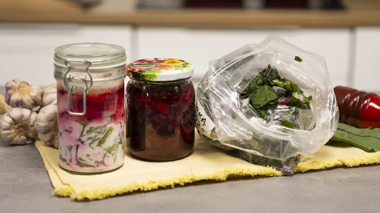 Słoiki z przetworami i worek z botwiną. Czy botwinę można mrozić? Tak, można ją mrozić, aby zachować jej świeżość.