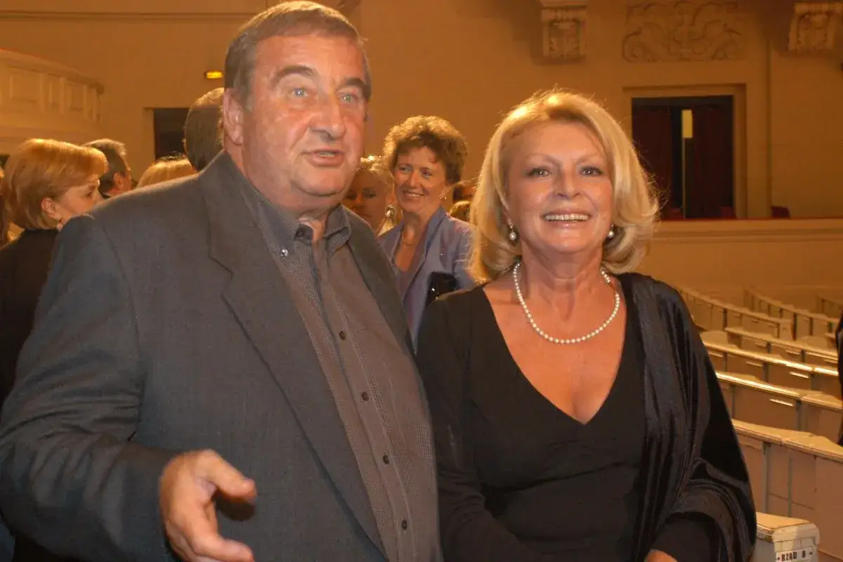 Robert Polak, aktor i mąż Ewy Wiśniewskiej, uśmiecha się do obiektywu w towarzystwie żony.