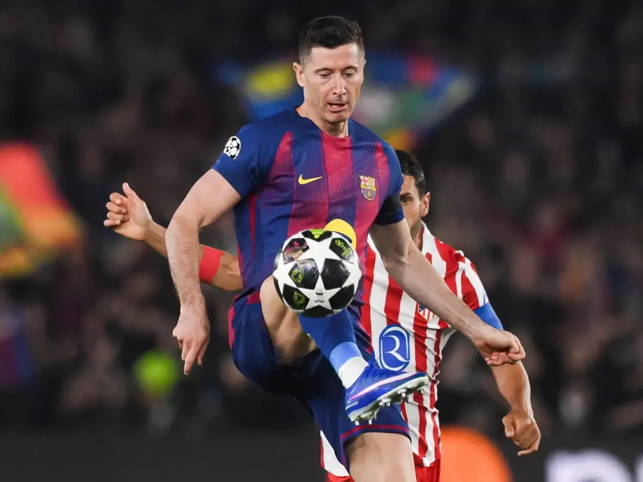 Robert Lewandowski w akcji. Czy Barcelona odpadła z Ligi Mistrzów? Piłkarz Barcelony z piłką przy nodze, w tle rywal.
