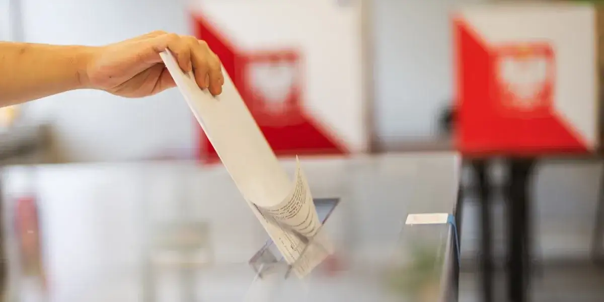 Referendum głosowanie ręka z kartą