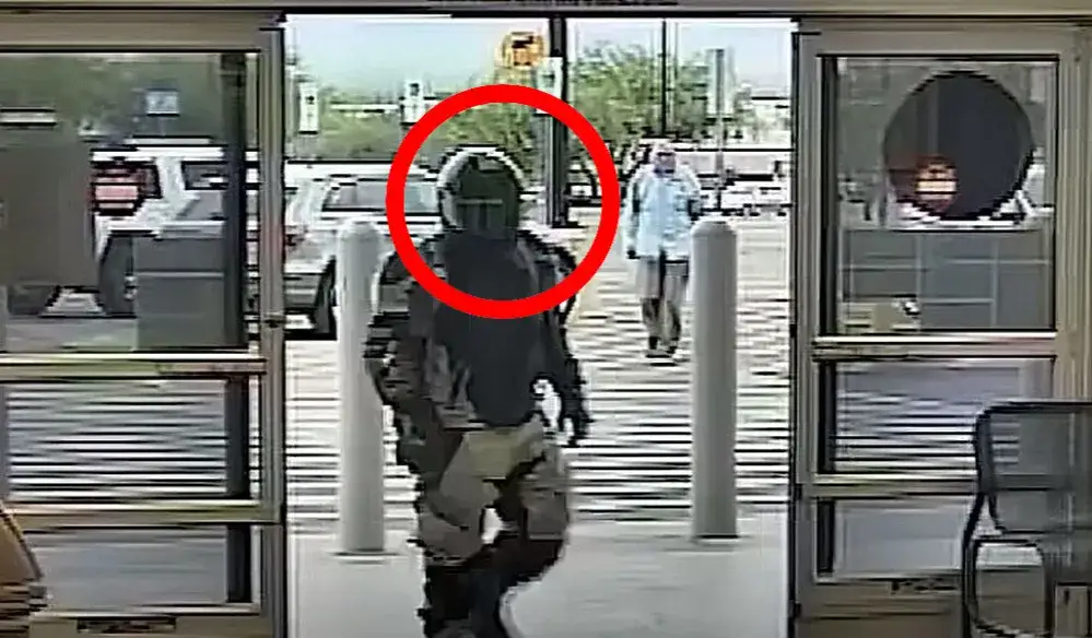 motocyklista przymierzający kask w sklepie