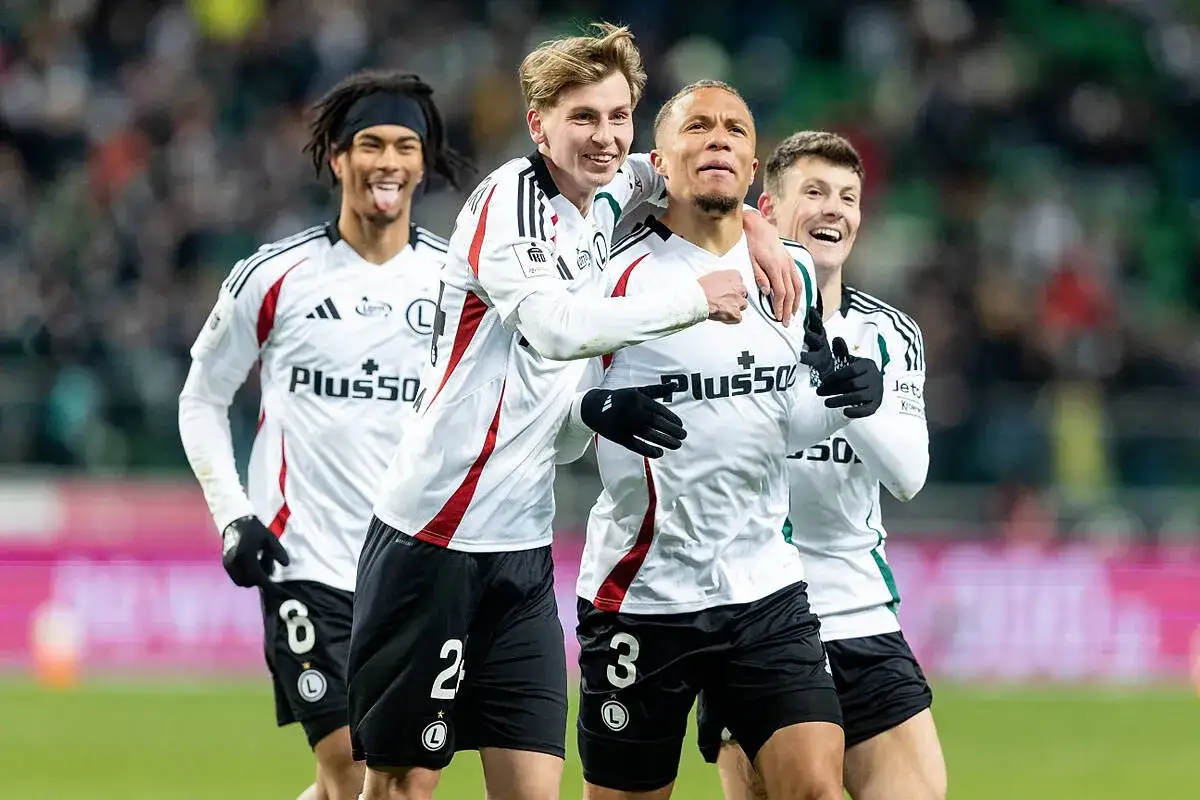 Piłkarze Legii Warszawa świętują zwycięstwo nad Pogonią Szczecin.