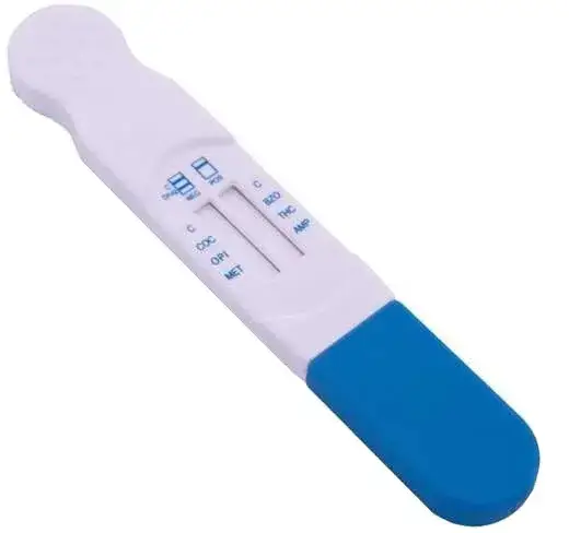 Policjant wykonujący test narkotykowy ze śliny