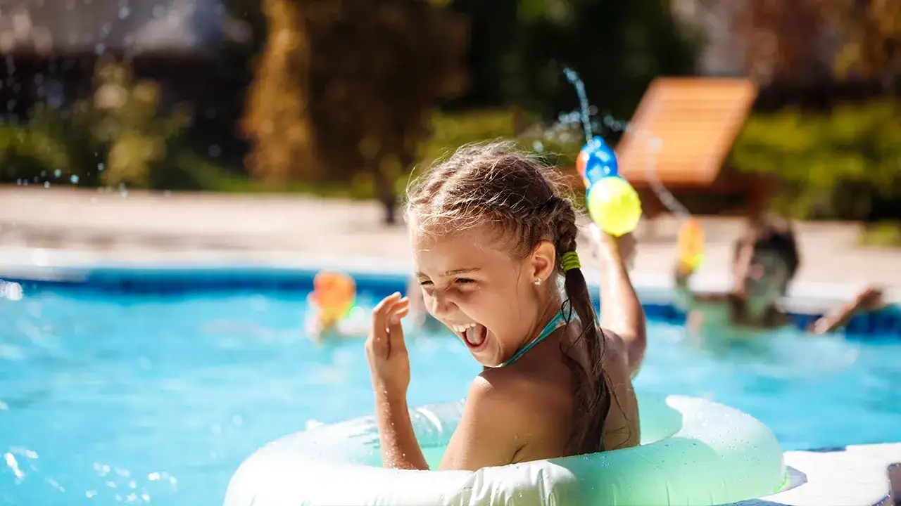 Dziecko na basenie hotelowym bezpieczne akcesoria