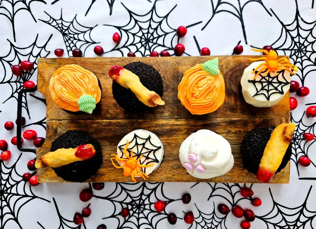 Przerażające muffinki halloweenowe: dyniowe, z palcami, pająkami i pajęczynami, ozdobione żurawiną.