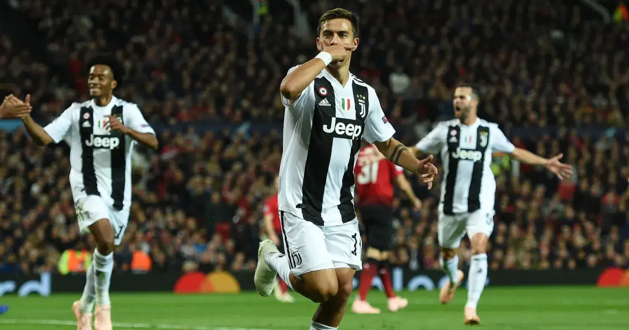 Piłkarze Juventusu świętują bramkę. Choć klub ma bogatą historię, ile razy Juventus wygrał Ligę Mistrzów, widać na koszulkach.