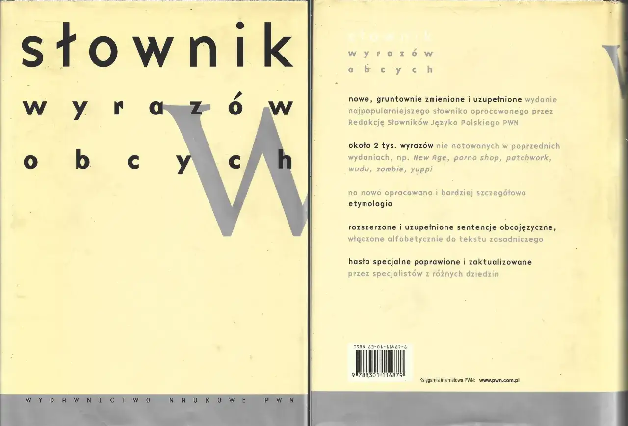 Słownik wyrazów obcych PWN książka na biurku