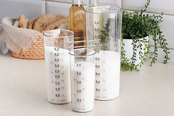 miarki do kaszy jaglanej, szklanki i waga kuchenna