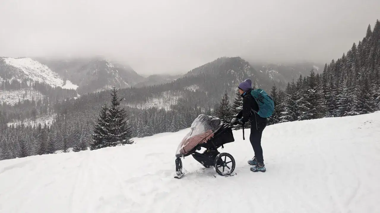Zastanawiasz się, jakie szlaki z dzieckiem w Zakopanem wybrać zimą? Ta kobieta z w&oacute;zkiem na nartach pokazuje, że nawet w śnieżnych Tatrach można znaleźć przyjazne trasy.
