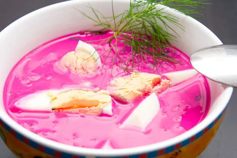 Szybkie chłodzenie zupy w zlewie z zimną wodą