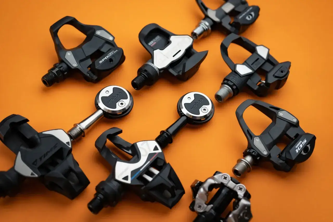R&oacute;żne pedały rowerowe, w tym SPD-SL, LOOK, TIME, WAHOO i Shimano 105. Szukasz idealnych pedał&oacute;w do gravela? Oto przegląd opcji.
