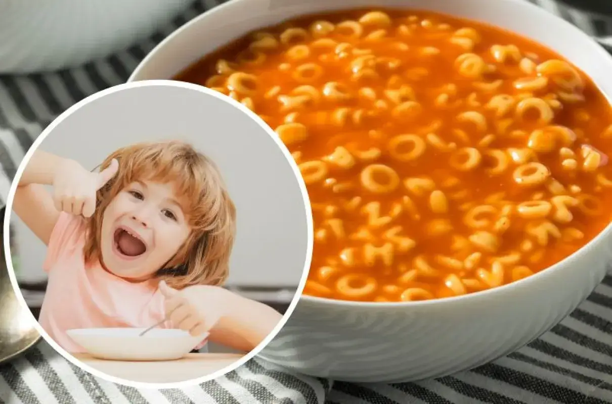 niemowlę jedzące zupę z makaronem literki
