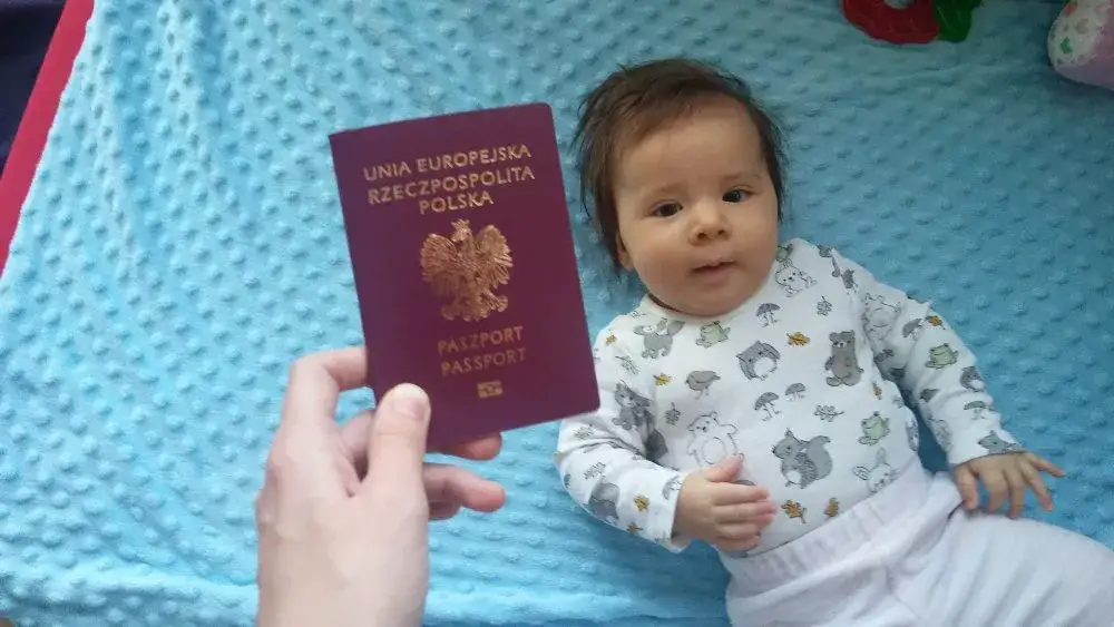 dziecko z dowodem osobistym lub paszportem