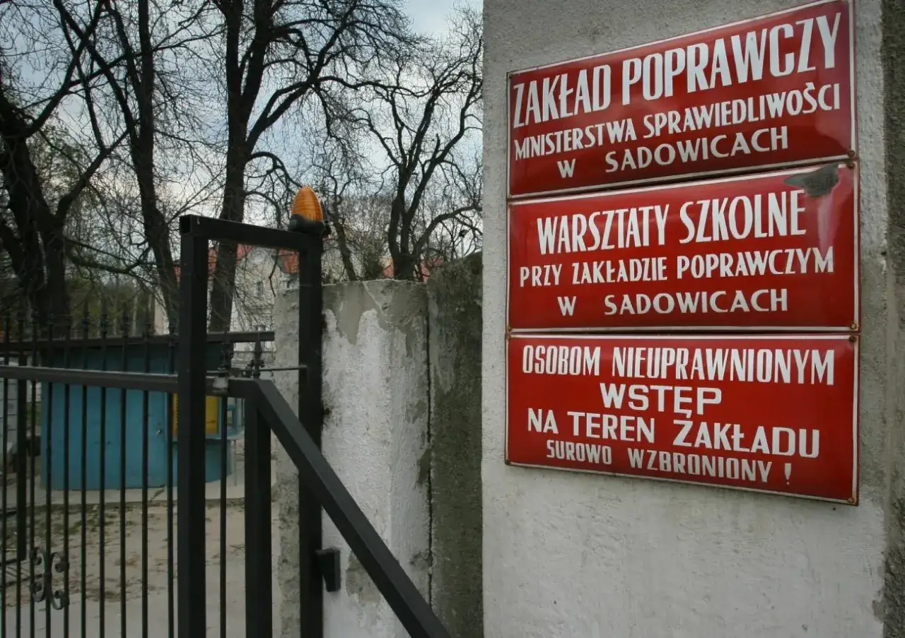 Tablice przy wejściu do poprawczaka dla dzieci w Sadowicach. Wstęp osobom nieuprawnionym surowo wzbroniony.