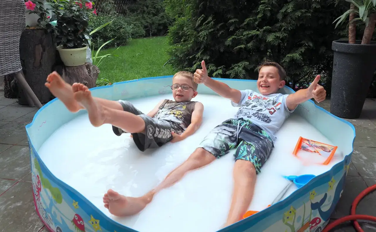 dzieci bawiące się wodą w domu