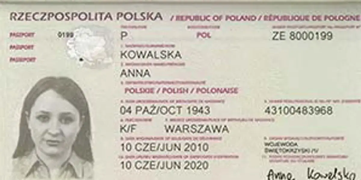 polski dow&oacute;d osobisty i paszport na stole