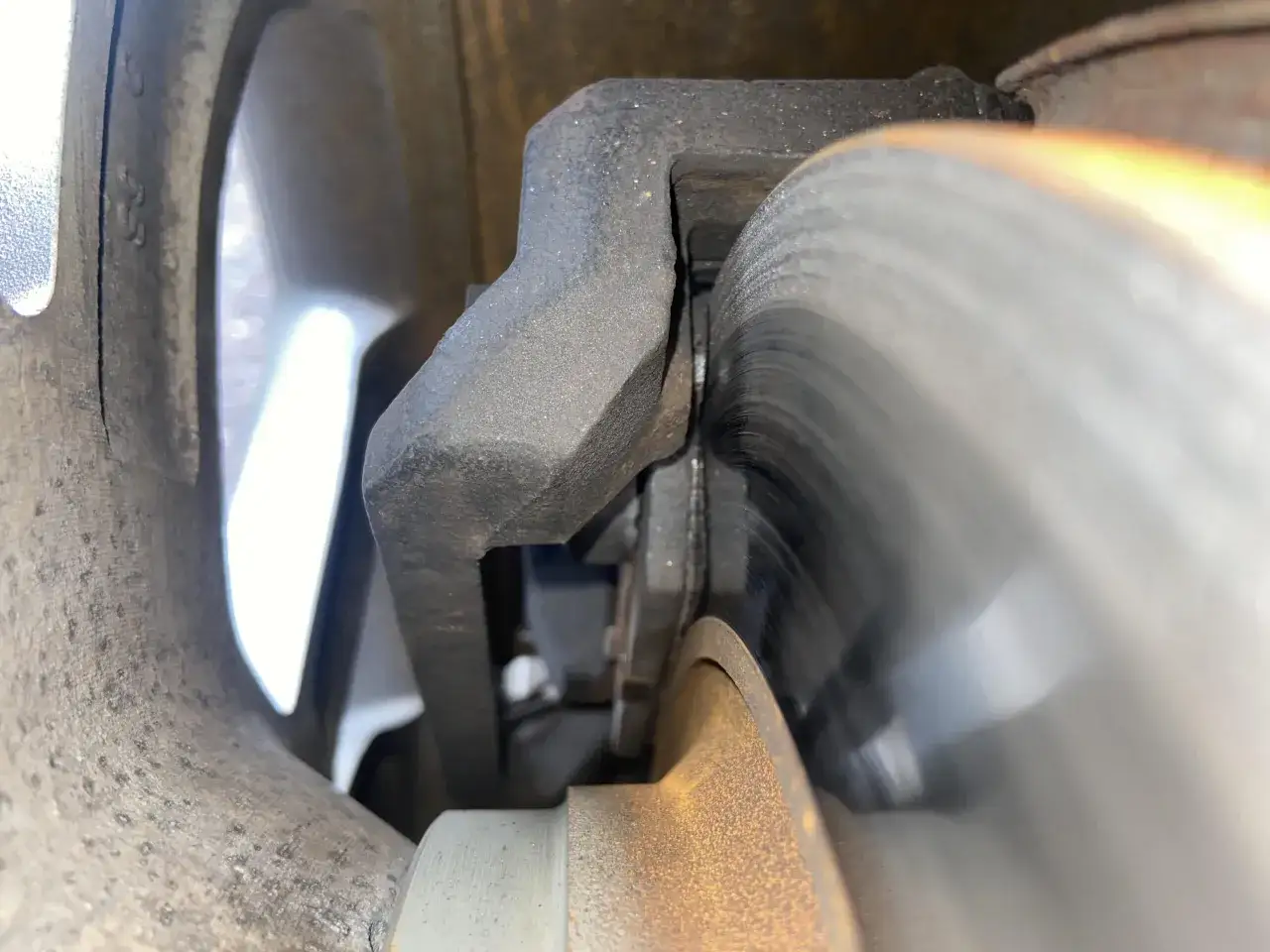 Zużyte klocki hamulcowe objawy