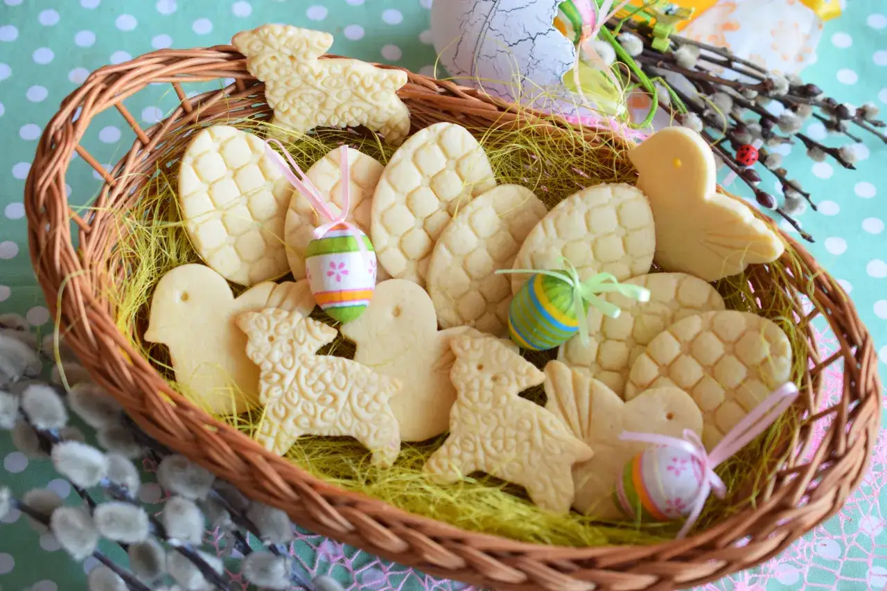 Wielkanocne ciasteczka maślane z foremkami