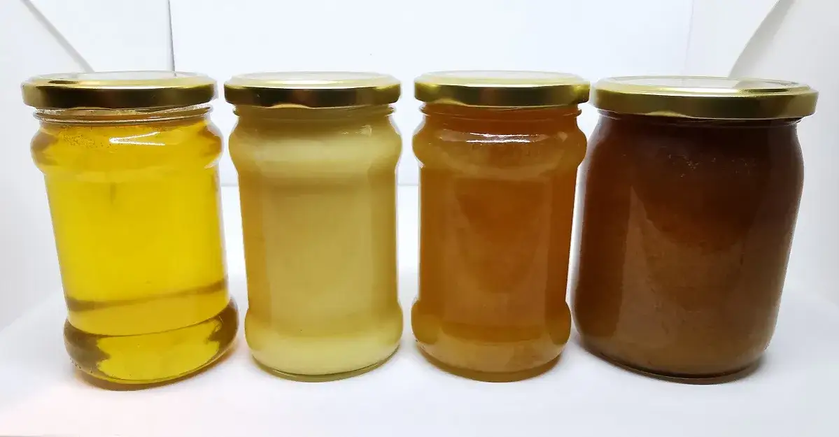 r&oacute;żne rodzaje miodu w słoikach
