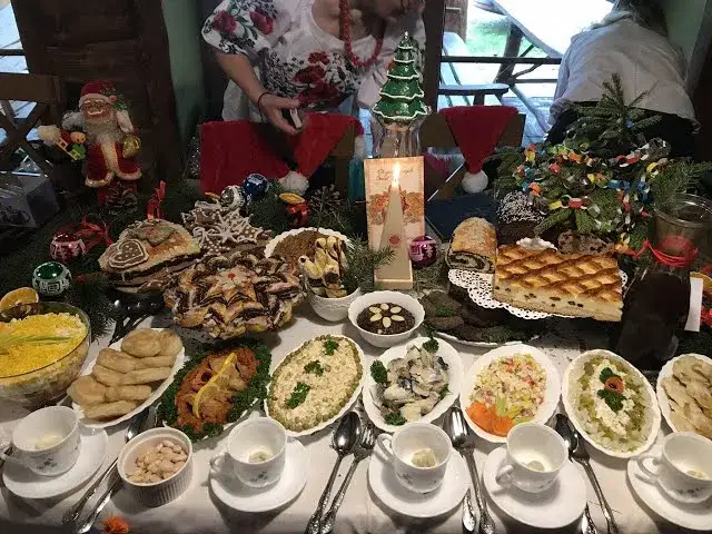 Tradycyjny st&oacute;ł wigilijny w Polsce z potrawami