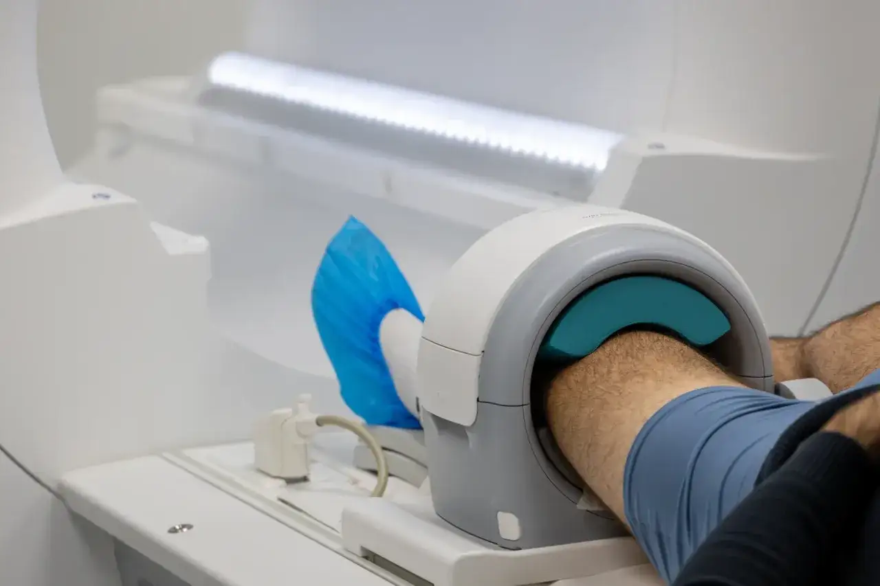 wizyta u ortopedy kolano, badanie kolana lekarz, rezonans magnetyczny kolana