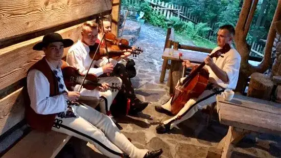 Karczma g&oacute;ralska wnętrze Zakopane muzyka na żywo