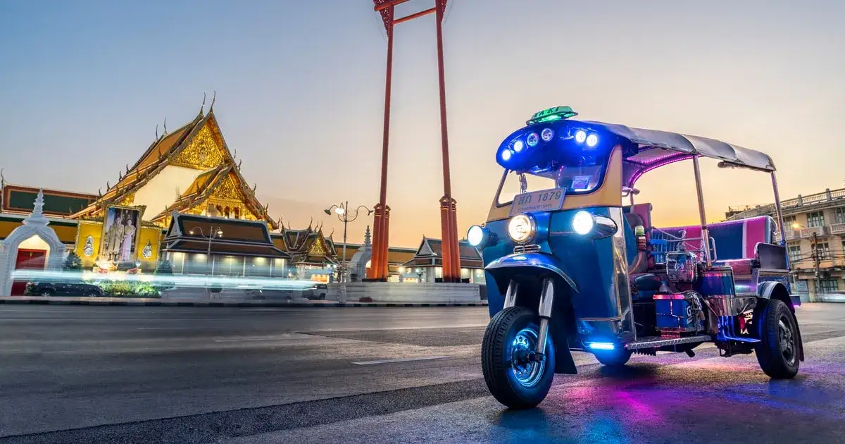 zatłoczony targ w Bangkoku tuk-tuki