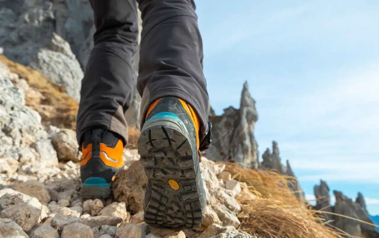 Idąc po kamienistym szlaku, buty z podeszwami Vibram zapewniają pewność kroku.