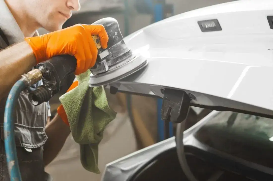 warsztat lakierniczy z profesjonalnym sprzętem